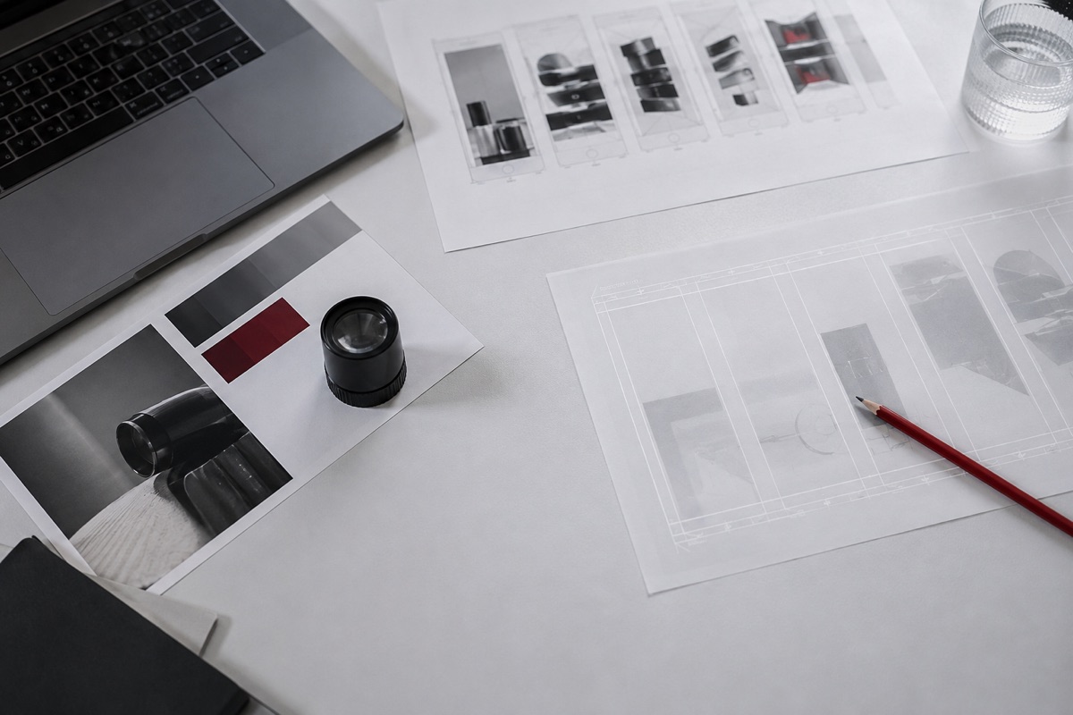 Materialien für die Creative QA auf einem Studiotisch